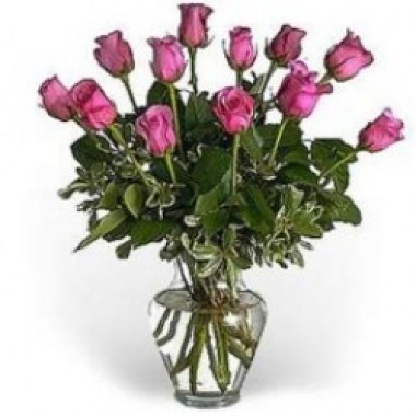 12 rosas en florero