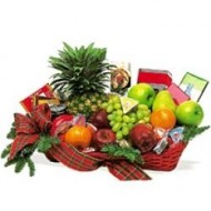 Cesta con frutas y caramelos