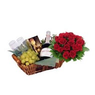 Canasta de valent�n con bouquet de rosas