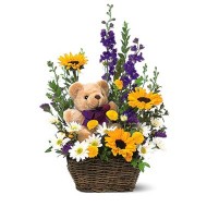 Canasta de valent�n con flores primaverales y oso