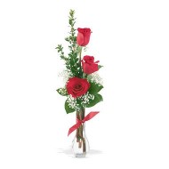 Tres rosas en florero