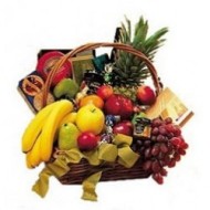 Cesta de frutas , galletas, chocolates y vino