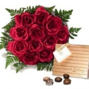 Bouquet de 12 rosas con chocolates