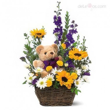 Canasta  con flores primaverales y oso de peluche